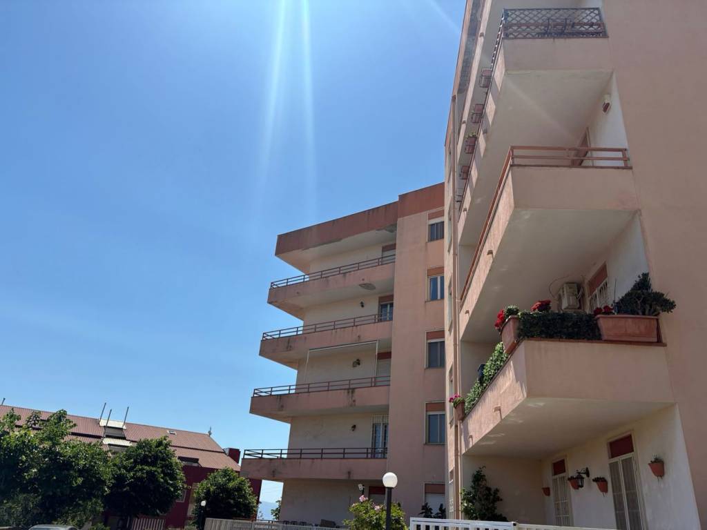 locale commerciale in vendita a Messina in zona San Filippo