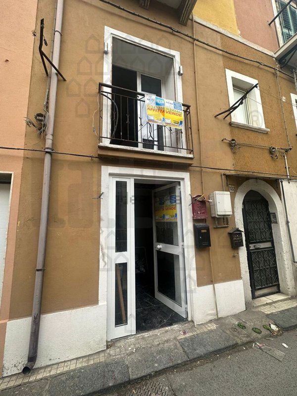 locale commerciale in vendita a Messina in zona Gazzi