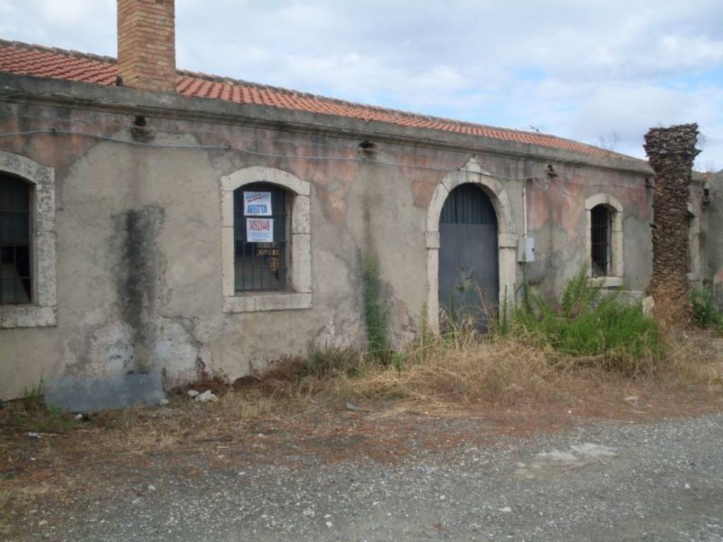 locale commerciale in vendita a Milazzo in zona San Pietro