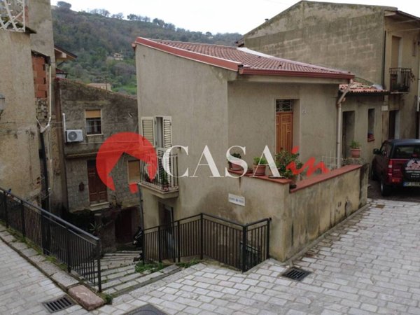 intera palazzina in vendita a Militello Rosmarino in zona Varvazza