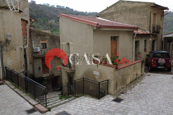 casa indipendente in vendita a Militello Rosmarino in zona Varvazza