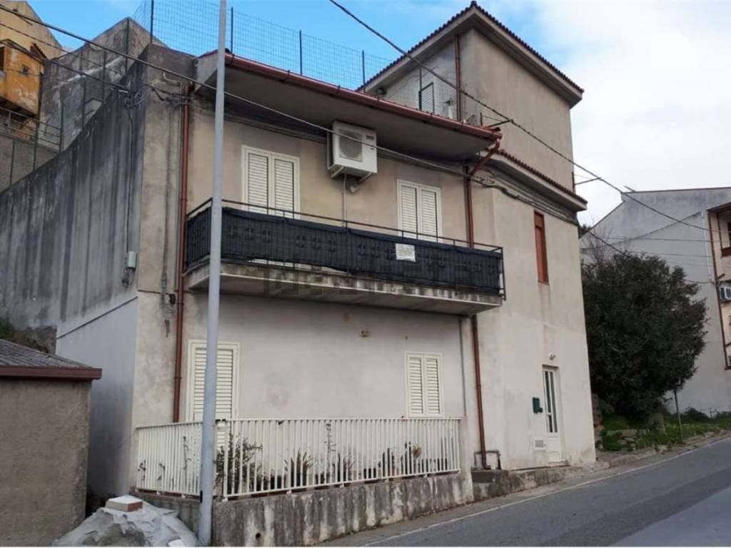 casa indipendente in vendita a Monforte San Giorgio in zona Pellegrino