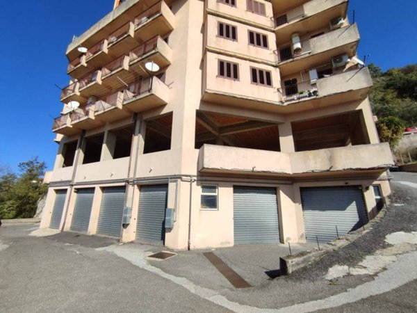 locale commerciale in vendita a Monforte San Giorgio in zona Pellegrino