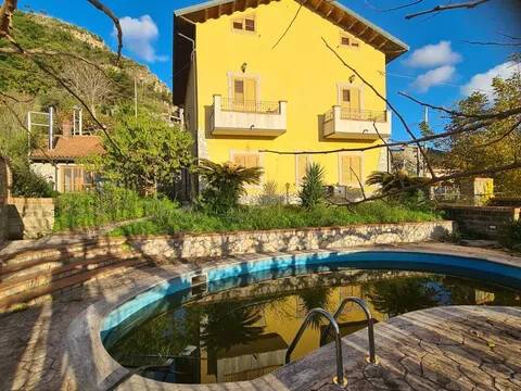 casa indipendente in vendita a Monforte San Giorgio in zona Pellegrino