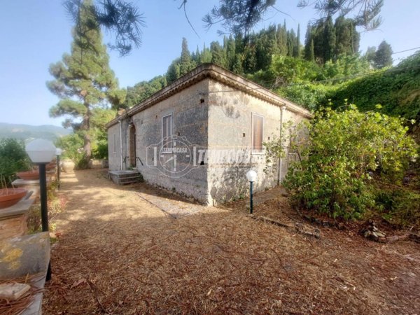 casa indipendente in vendita a Monforte San Giorgio in zona Pellegrino