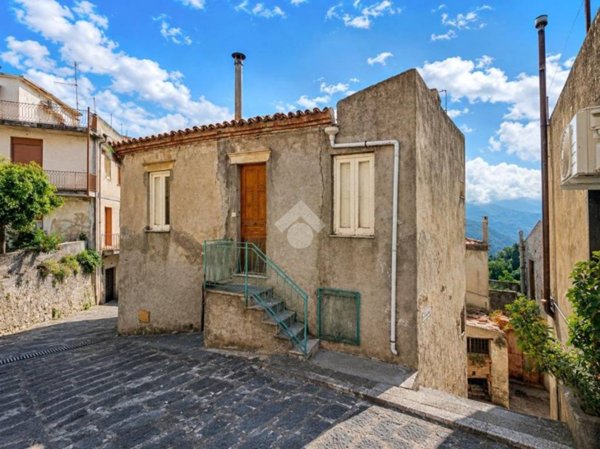 casa indipendente in vendita a Monforte San Giorgio in zona Pellegrino