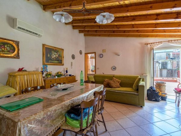 intera palazzina in vendita a Mongiuffi Melia