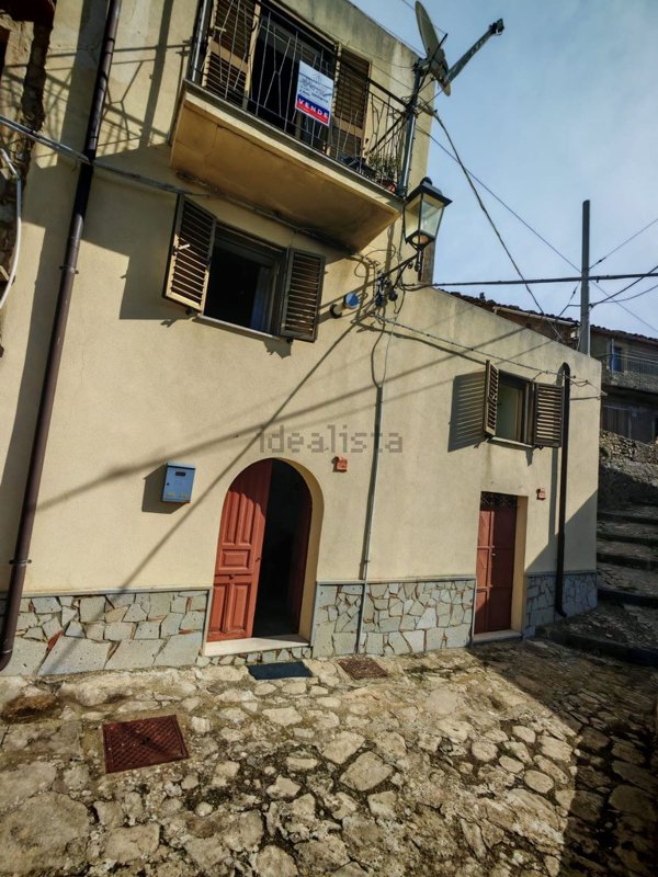 quadrivano in vendita a Montalbano Elicona