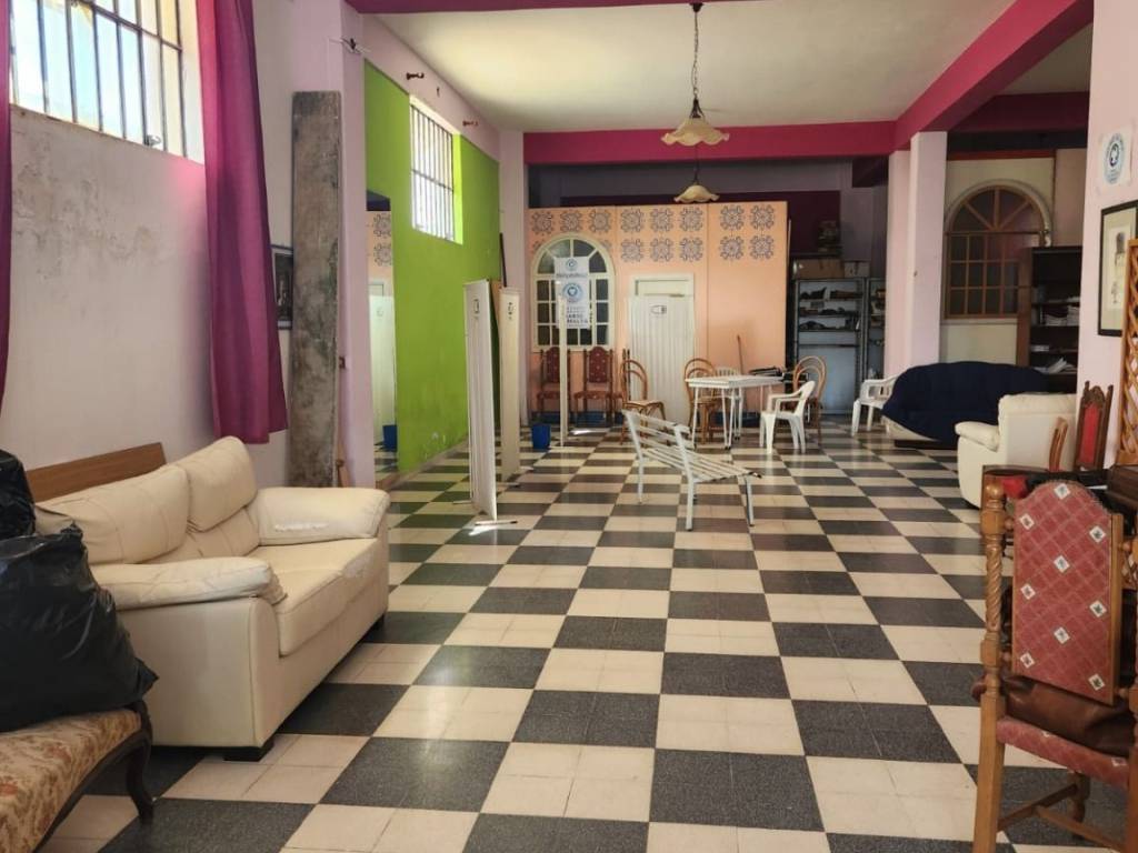 negozio in vendita a Pace del Mela in zona Giammoro