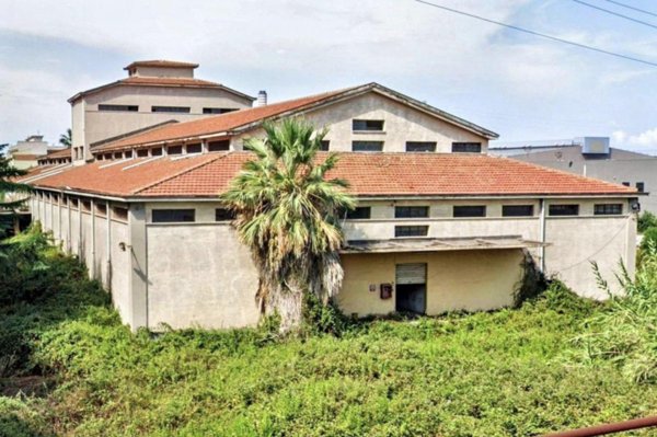 locale di sgombero in vendita a Pace del Mela