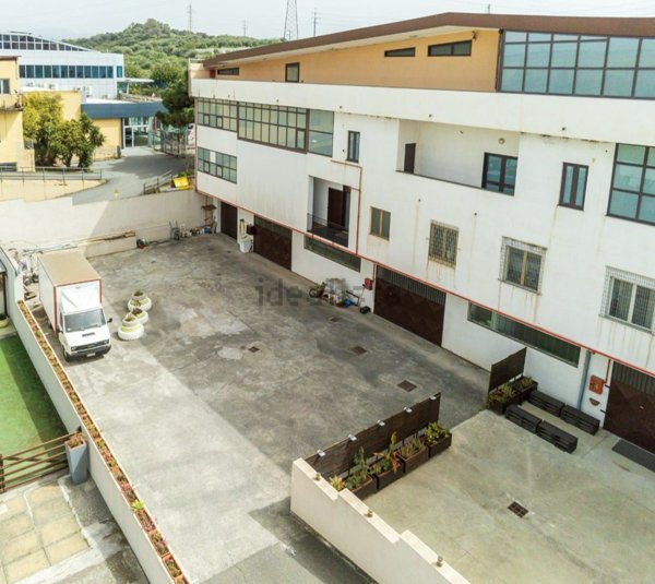 locale commerciale in vendita a Pace del Mela in zona Giammoro