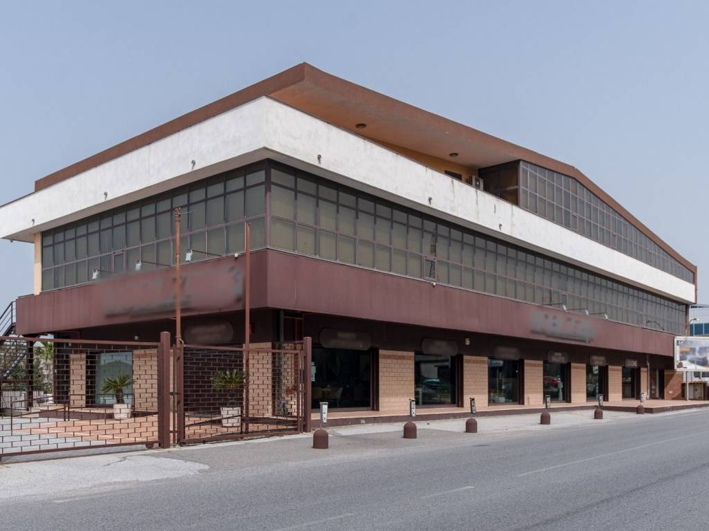 negozio in vendita a Pace del Mela in zona Giammoro