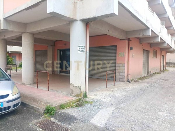 negozio in vendita a Pace del Mela in zona Giammoro