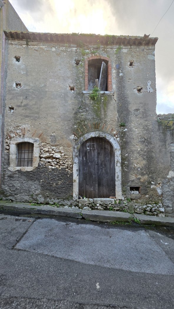 locale di sgombero in vendita a Pace del Mela