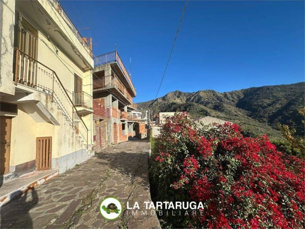 casa indipendente in vendita a Pagliara in zona Locadi