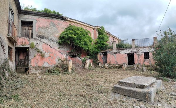 casa indipendente in vendita a Piraino in zona Fiumara