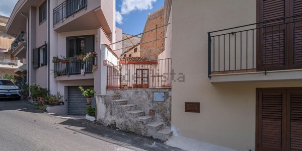 casa indipendente in vendita a Roccalumera in zona Allume