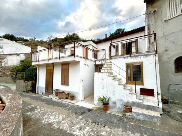 casa indipendente in vendita a Roccalumera in zona Allume