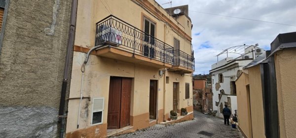 casa indipendente in vendita a Rodì Milici in zona Porticato