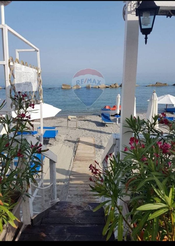 negozio in vendita a Rometta in zona Rometta Marea