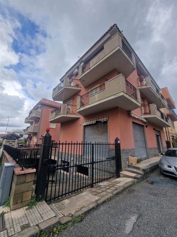 negozio in vendita a Rometta in zona Rometta Marea