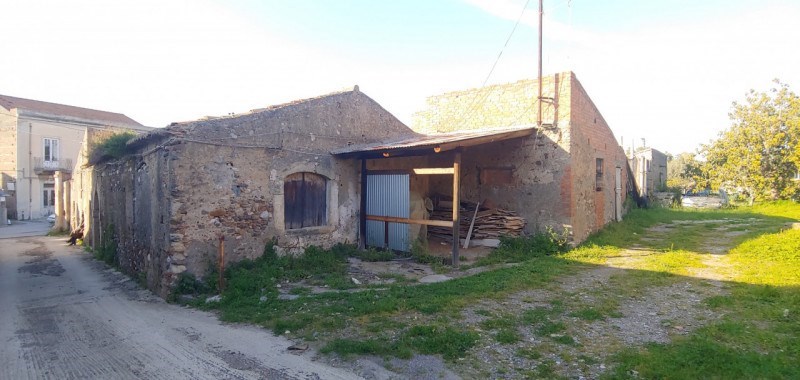 locale commerciale in vendita a San Filippo del Mela in zona Corriolo
