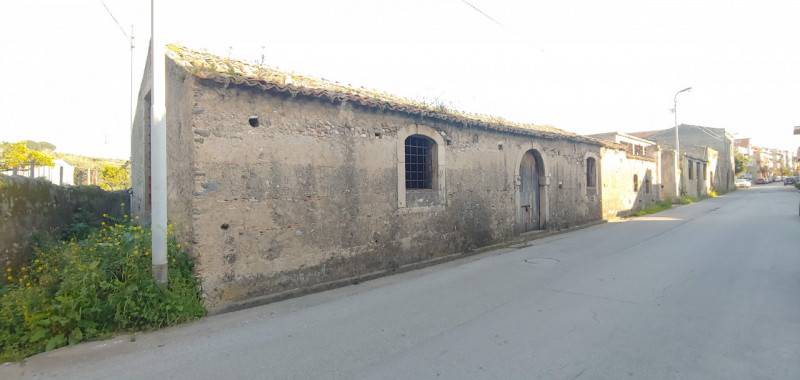 locale di sgombero in vendita a San Filippo del Mela in zona Corriolo