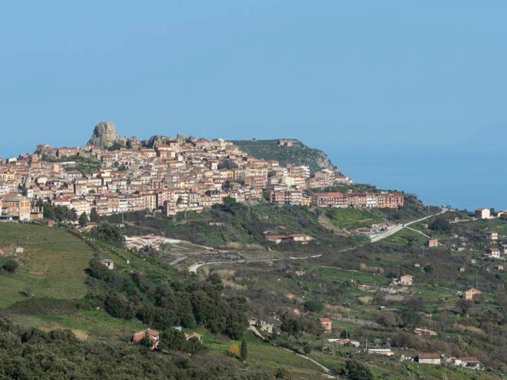 casa indipendente in vendita a San Fratello
