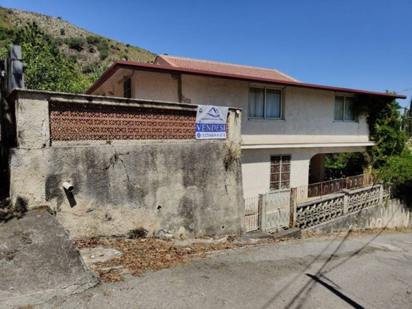 casa indipendente in vendita a San Fratello