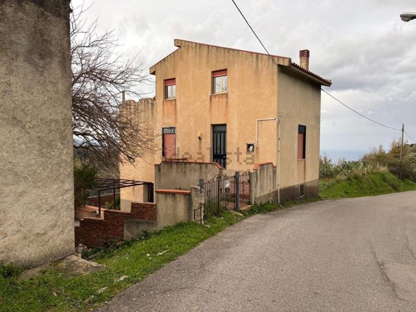 casa indipendente in vendita a San Marco d'Alunzio