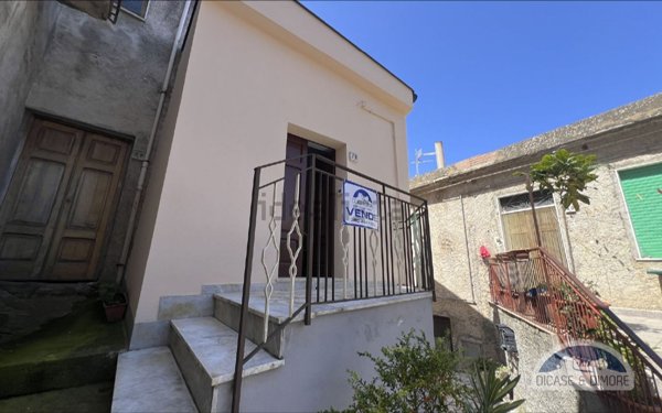 casa indipendente in vendita a San Marco d'Alunzio