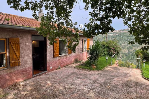 casa indipendente in vendita a San Salvatore di Fitalia