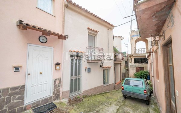 casa semindipendente in vendita a San Salvatore di Fitalia