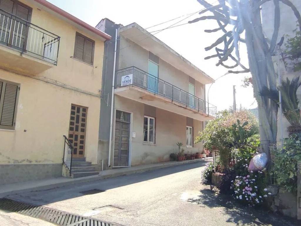 casa indipendente in vendita a Sant'Agata di Militello