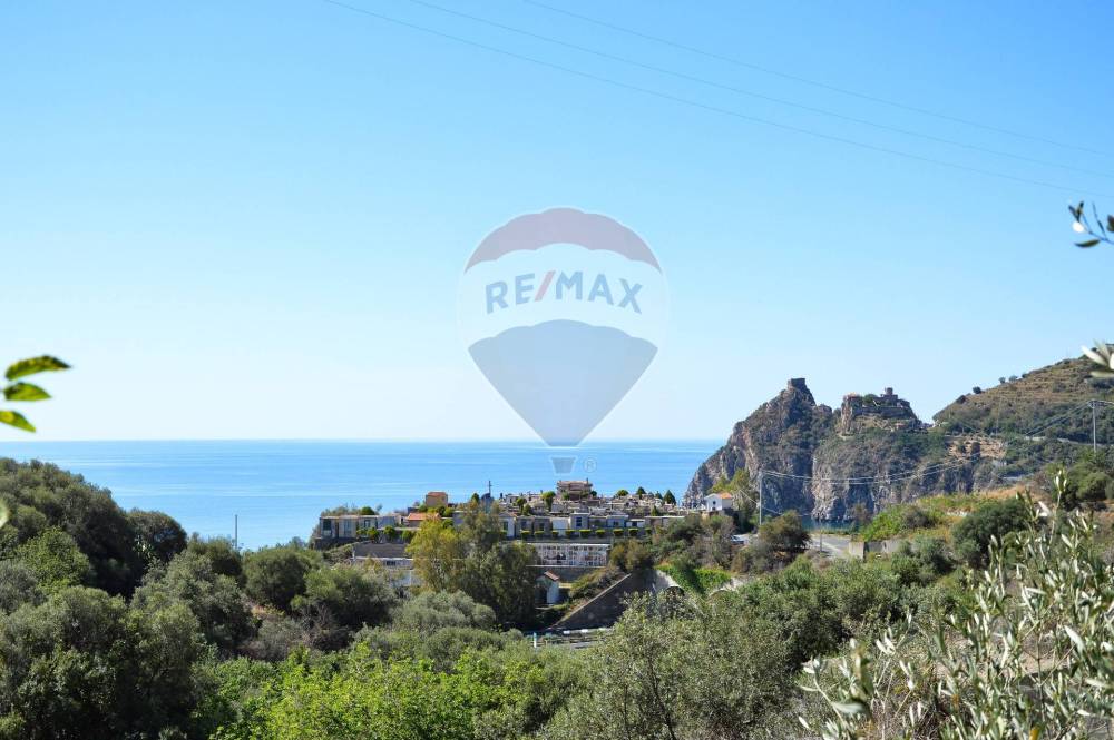 terreno edificabile in vendita a Sant'Alessio Siculo