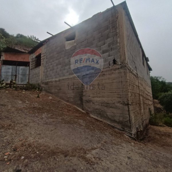 casa indipendente in vendita a Sant'Alessio Siculo