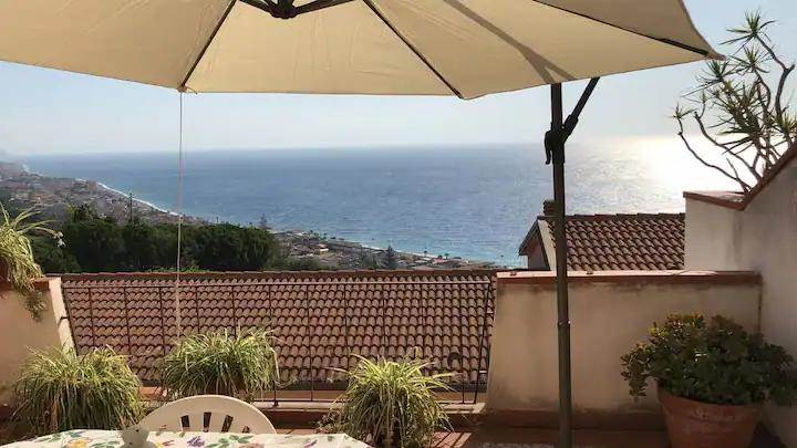 casa indipendente in vendita a Sant'Alessio Siculo