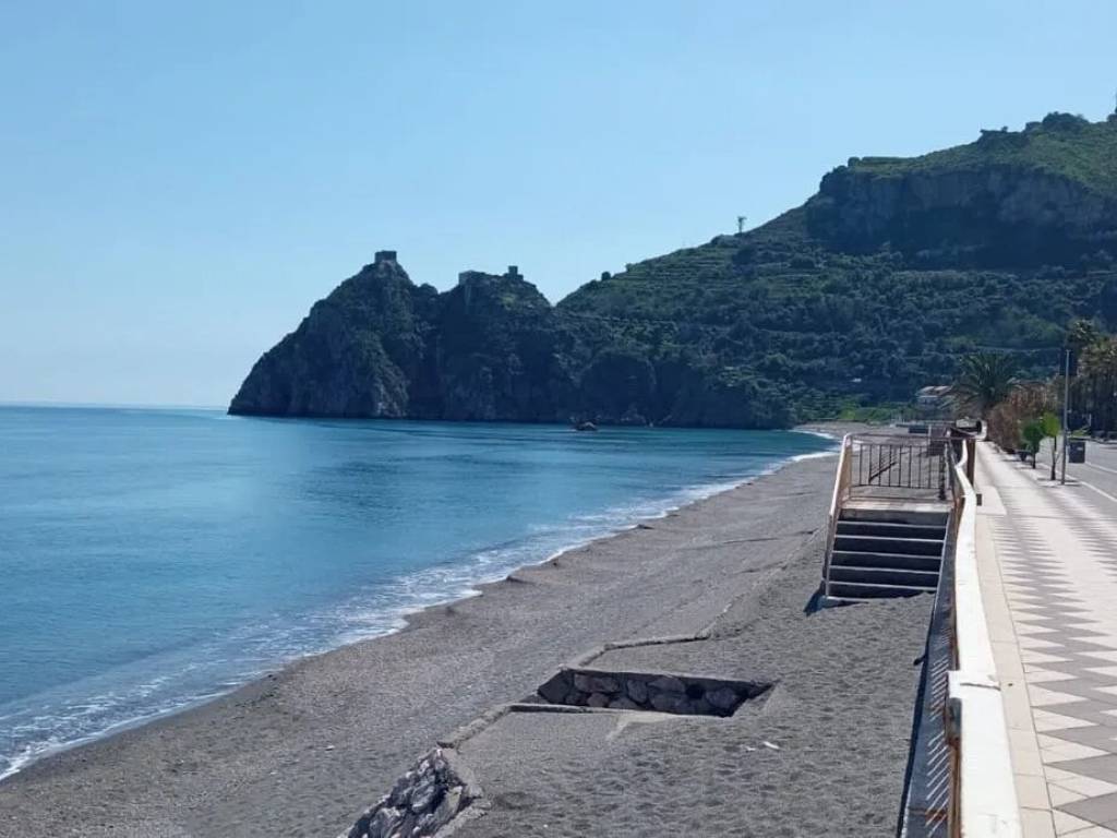 casa indipendente in vendita a Sant'Alessio Siculo