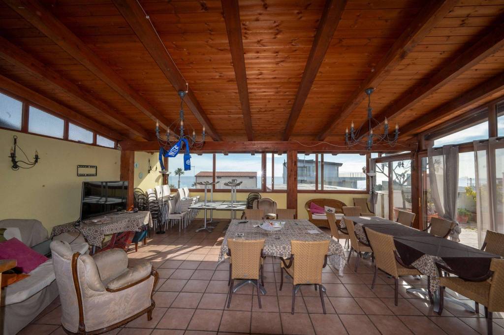 negozio in vendita a Sant'Alessio Siculo