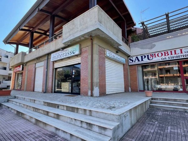 negozio in vendita a Sant'Alessio Siculo