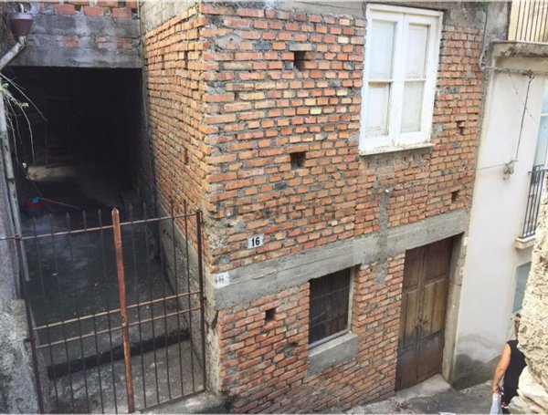 casa indipendente in vendita a Santa Lucia del Mela