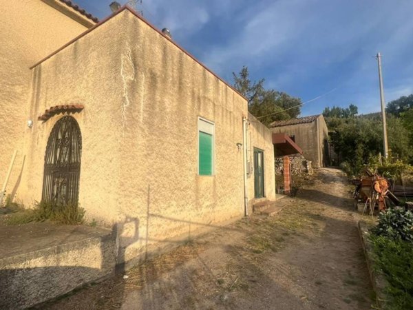 casa indipendente in vendita a Santa Lucia del Mela in zona San Giovanni