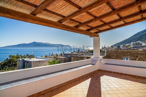 casa indipendente in vendita a Santa Marina Salina