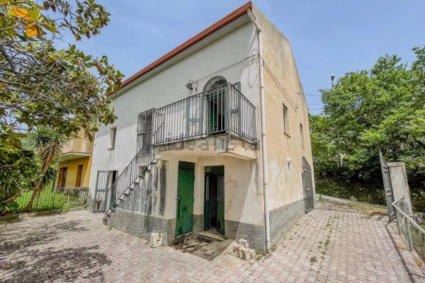casa indipendente in vendita a Sant'Angelo di Brolo