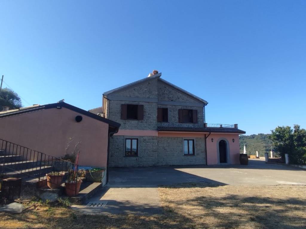 negozio in vendita a Sant'Angelo di Brolo in zona Melano