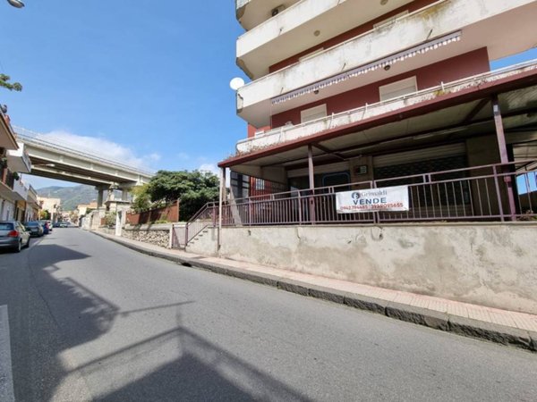 negozio in vendita a Santa Teresa di Riva