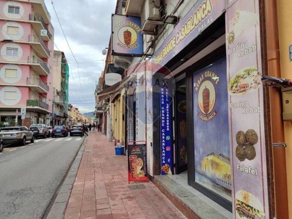 locale commerciale in vendita a Santa Teresa di Riva