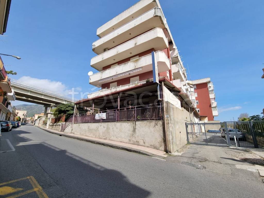 negozio in vendita a Santa Teresa di Riva