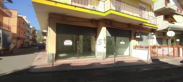 locale commerciale in vendita a Santa Teresa di Riva