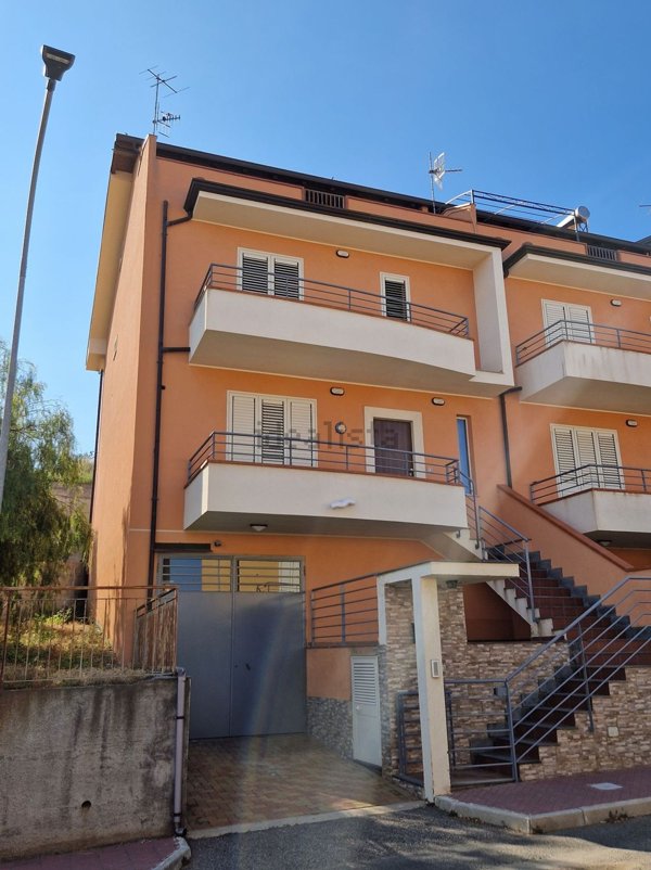 casa indipendente in vendita a Santa Teresa di Riva